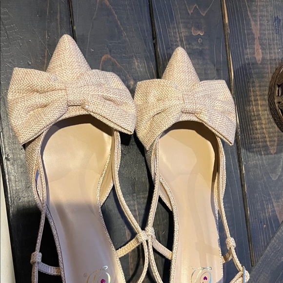 NWOB Elegant Beige Bow Slingback Heels - Picture 8 of 9